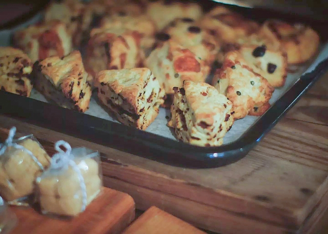 美味しそうに焼き上がったスコーン