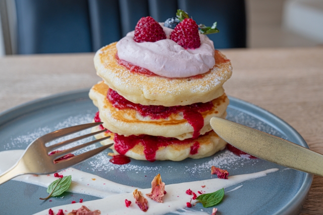 いちごやクリームが美味しそうなパンケーキ