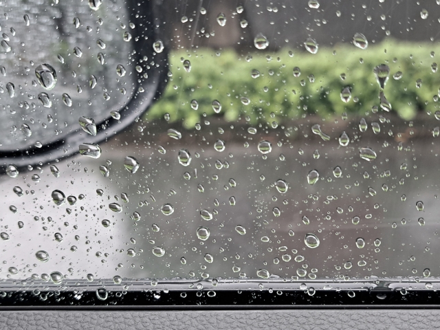 雨が降るってる日の車の中