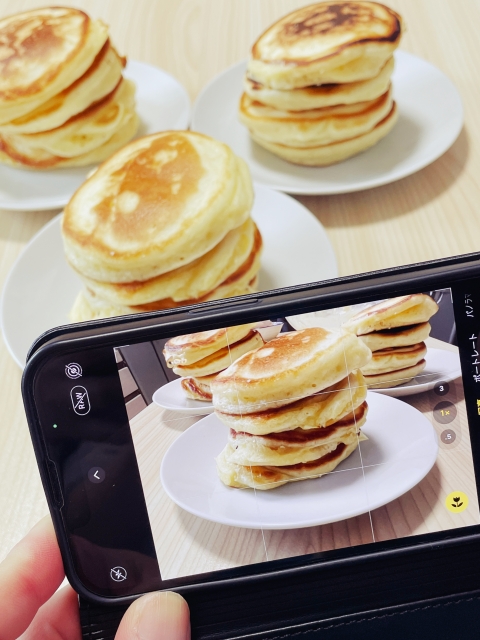 スマホでパンケーキを撮影する