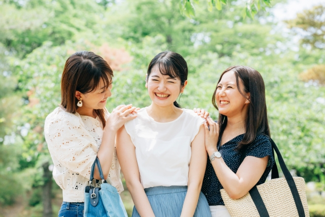 仲の良さそうな3人組の女性