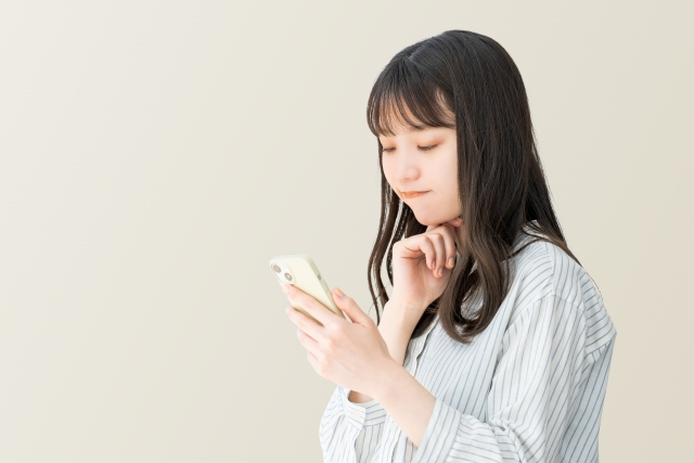 スマホを眺める女性