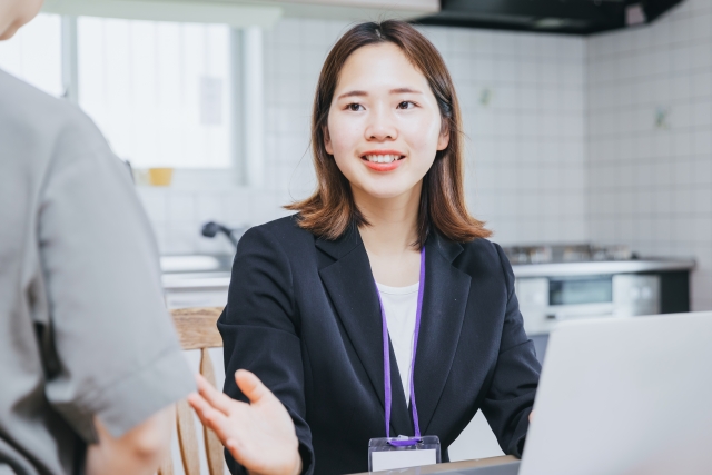 営業する女性