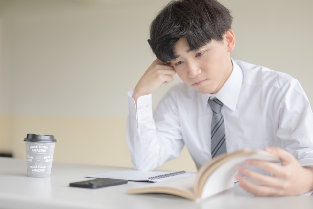 本を読む男性