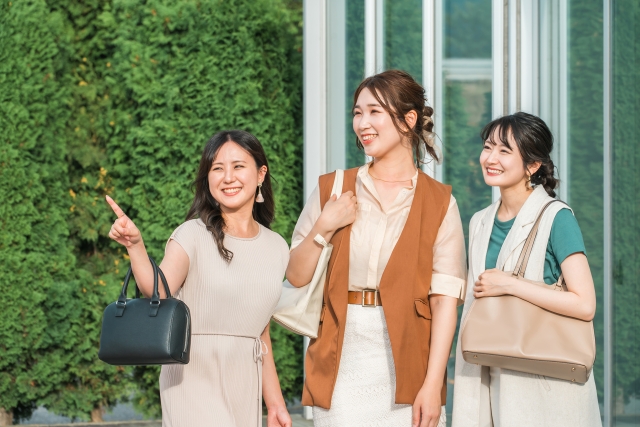 旅行する女性3人組