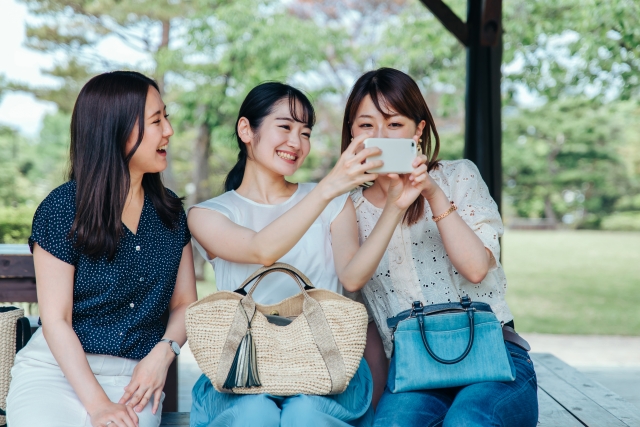 楽しそうな3人組の女性