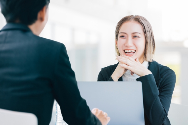 オフィス内でコミュニケーションを取る男女