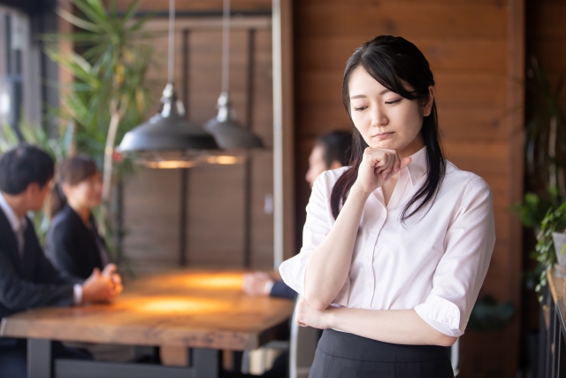 考える女性