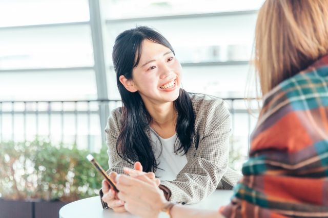 笑顔で会話する女性