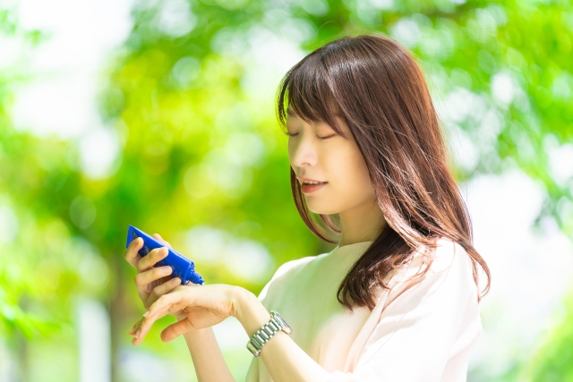 日焼け止めを塗る女性