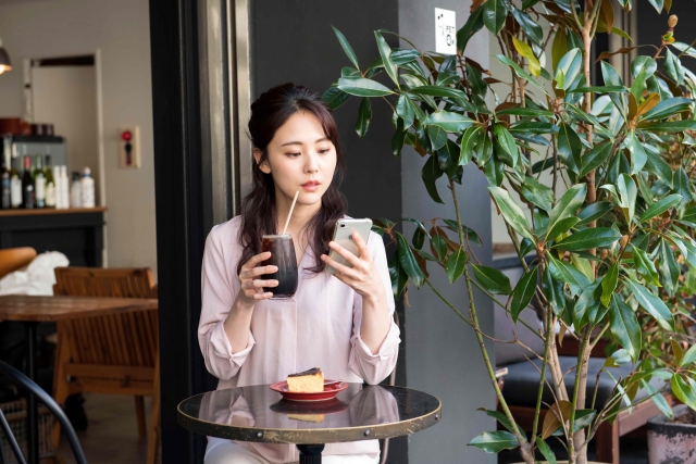 カフェを楽しむ女性