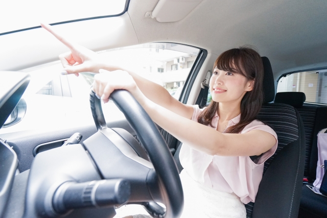 車を運転する女性