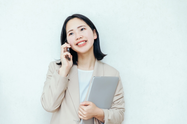 笑顔で電話する女性