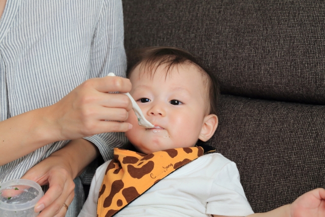 離乳食を食べる赤ちゃん