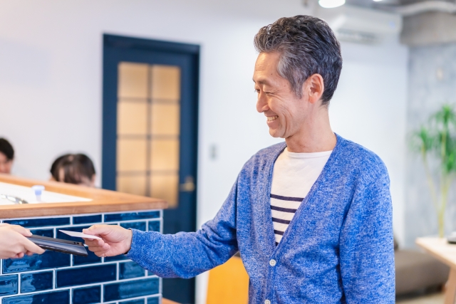 カフェで会計する男性