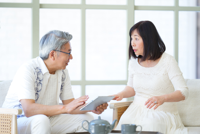 会話する中高年の男女