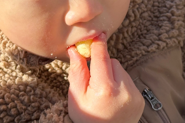 お菓子を食べる子供