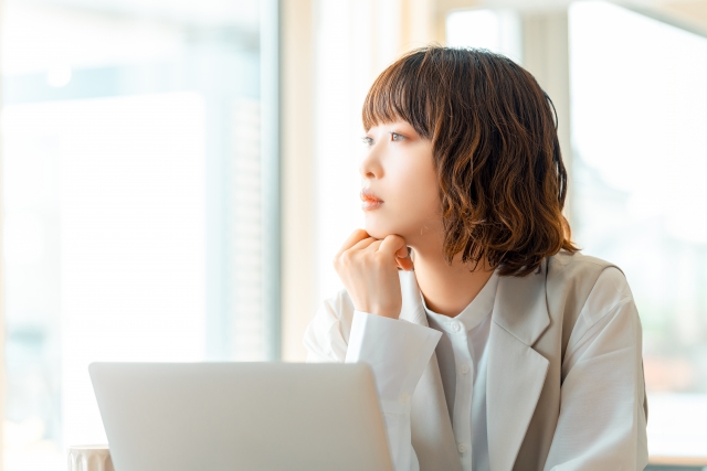 考える女性