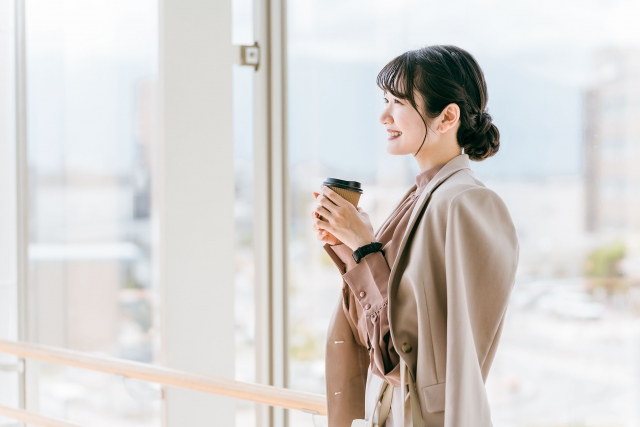 くつろぐ女性