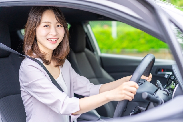 車を運転する女性