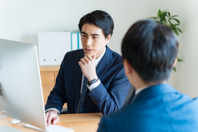 商談する男性