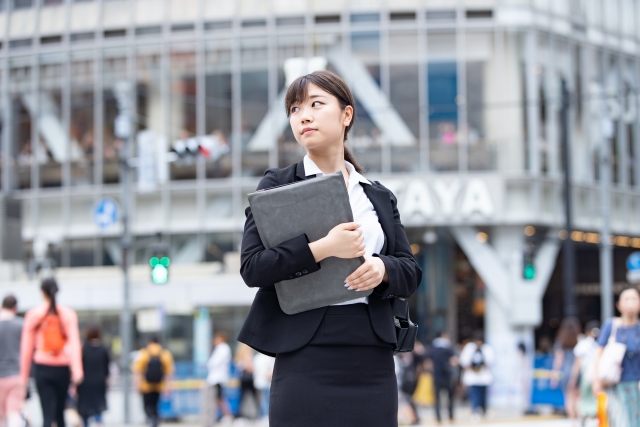 就活する女性