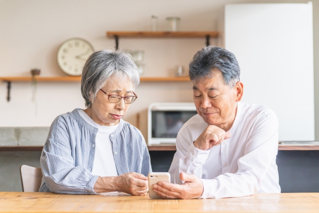 スマホを見るシニア夫婦