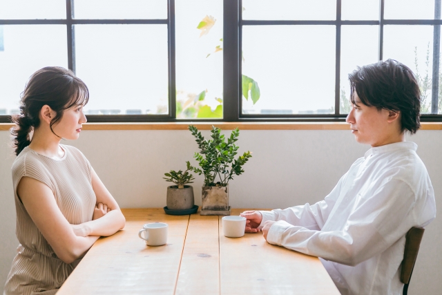 カフェでお茶をする男女