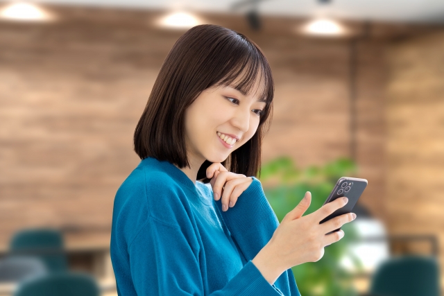 スマホを見る女性