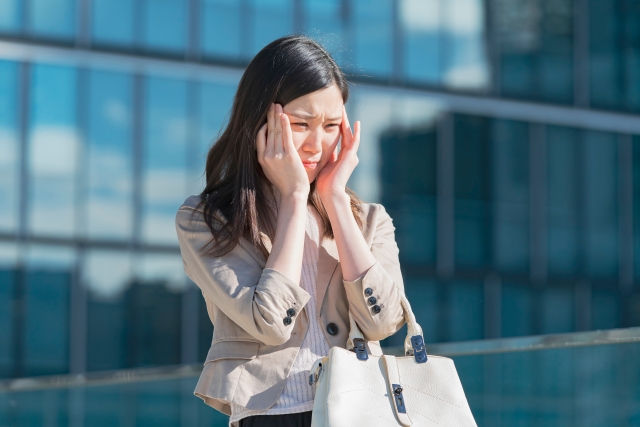 悩む女性