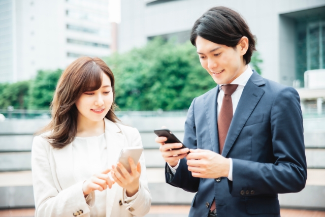 恋愛暗号を交換し合う男女