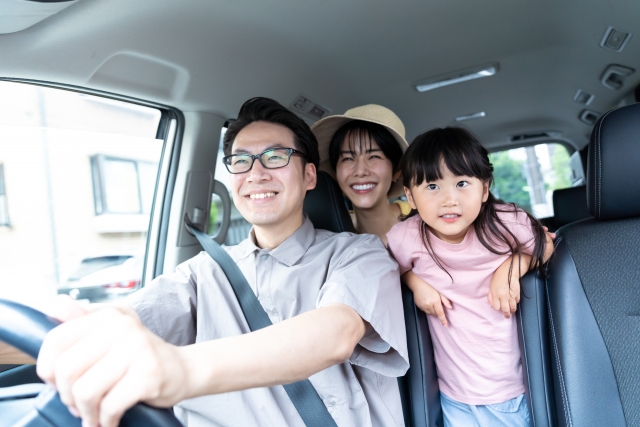 車で旅行する家族