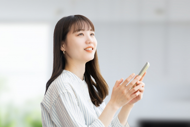 スマホをいじる女性