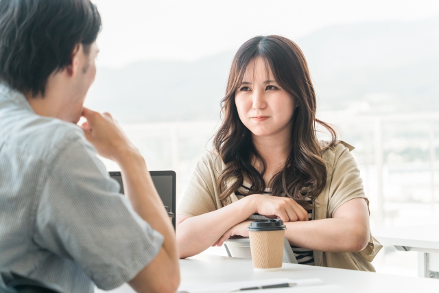 楽しそうに会話する男女