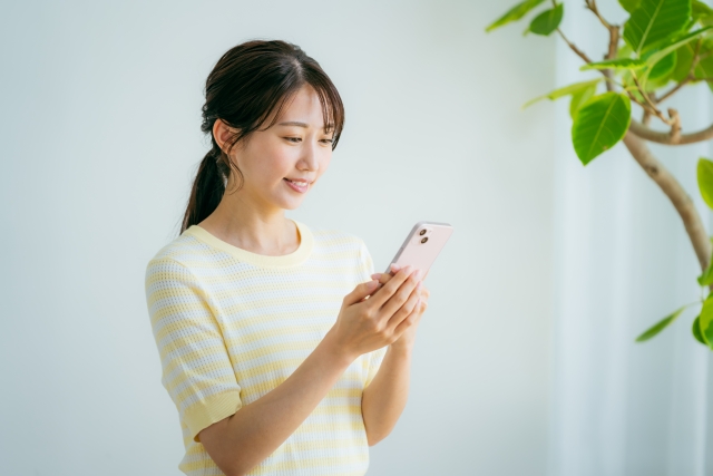 スマホを見る女性