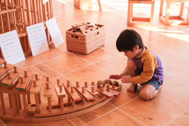 室内遊具で遊ぶ子供