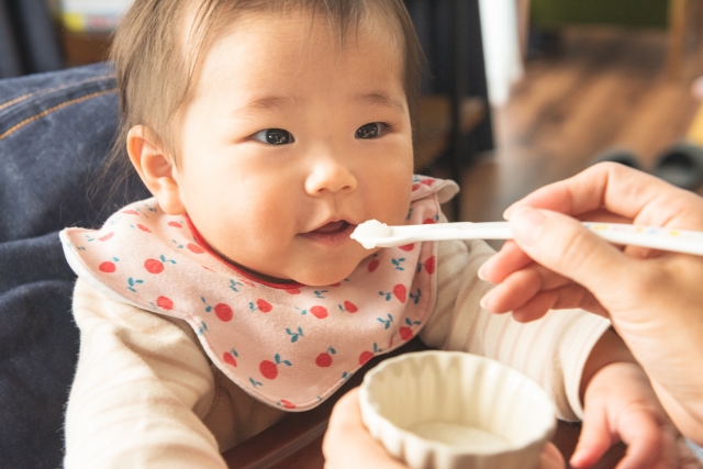 離乳食を食べる赤ちゃん