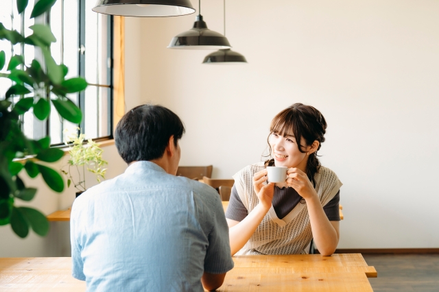 カフェで和む男女