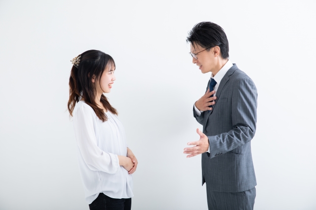 会話する男女