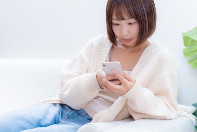 スマホを眺める女性