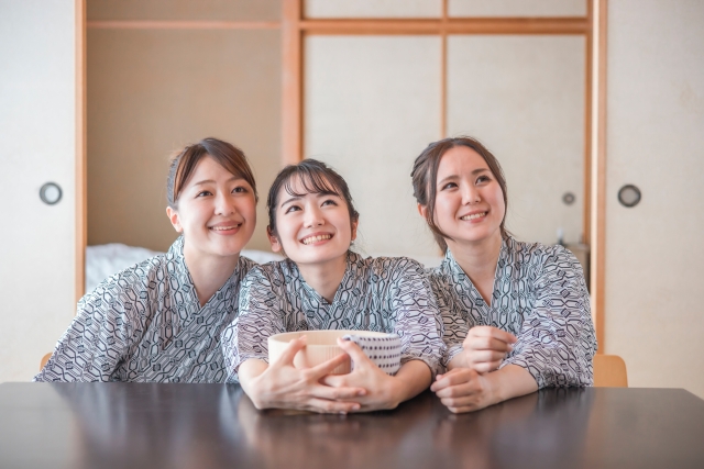 宿で浴衣姿の女性3人組