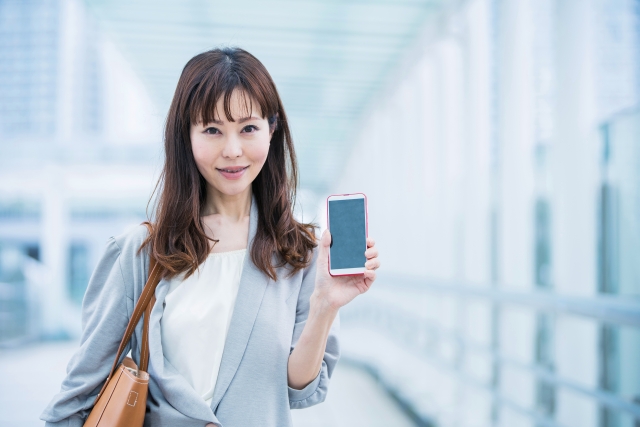 スマホを持つ笑顔の女性