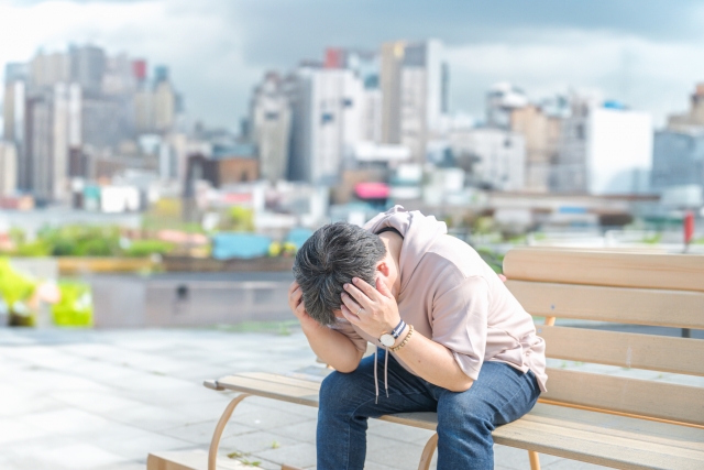 頭を抱える男性