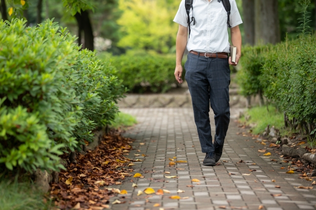 歩く男性