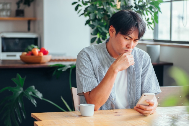 スマホを見る男性