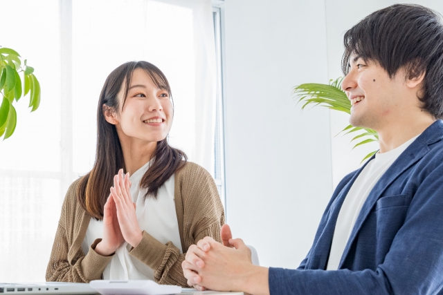 会話する男女