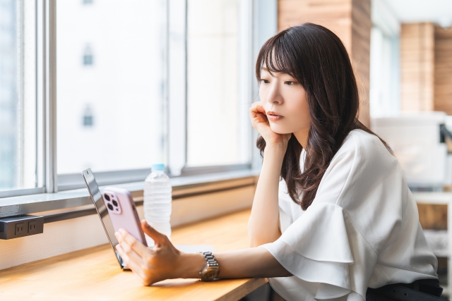 スマホを眺める女性