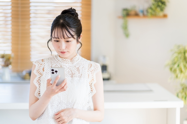 スマホを操作する女性