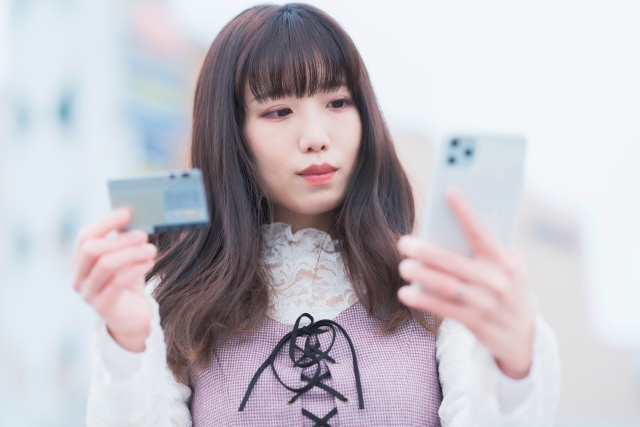 スマホを見る女性