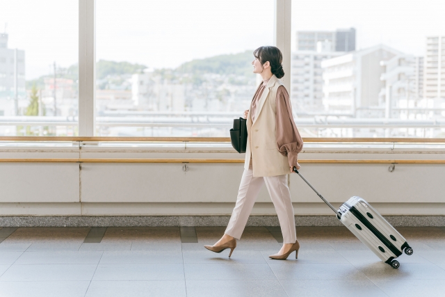 スーツケースを持つ女性